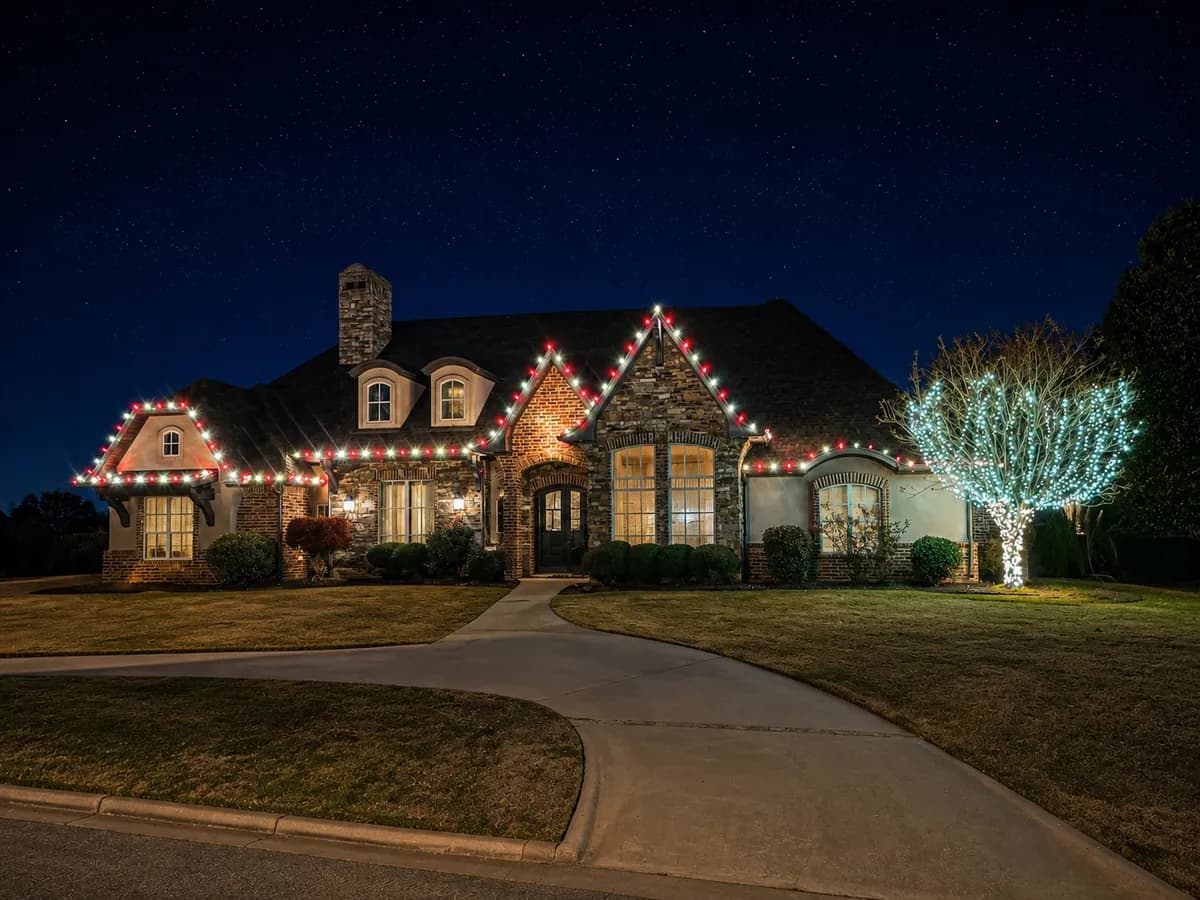 Lawn & Light Christmas light install