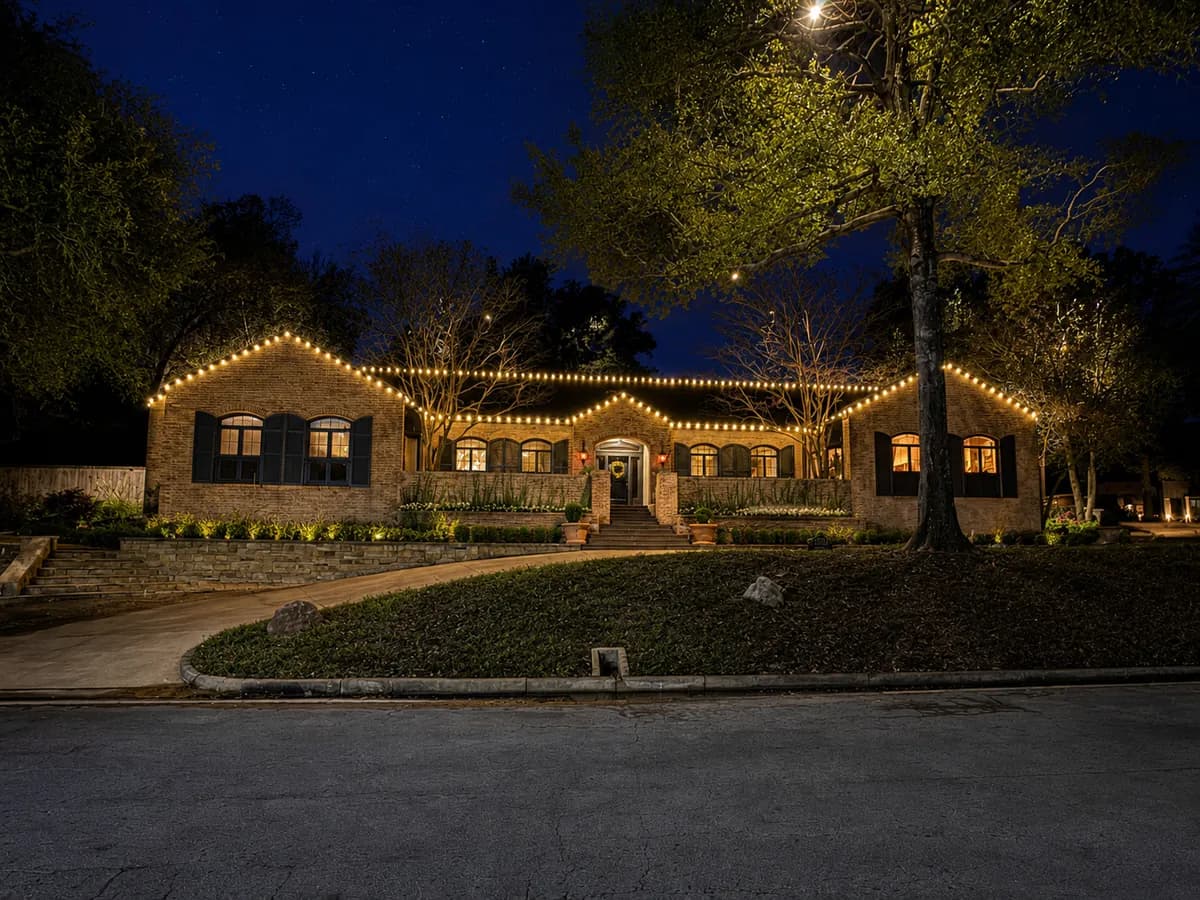 Lawn & Light Christmas light install