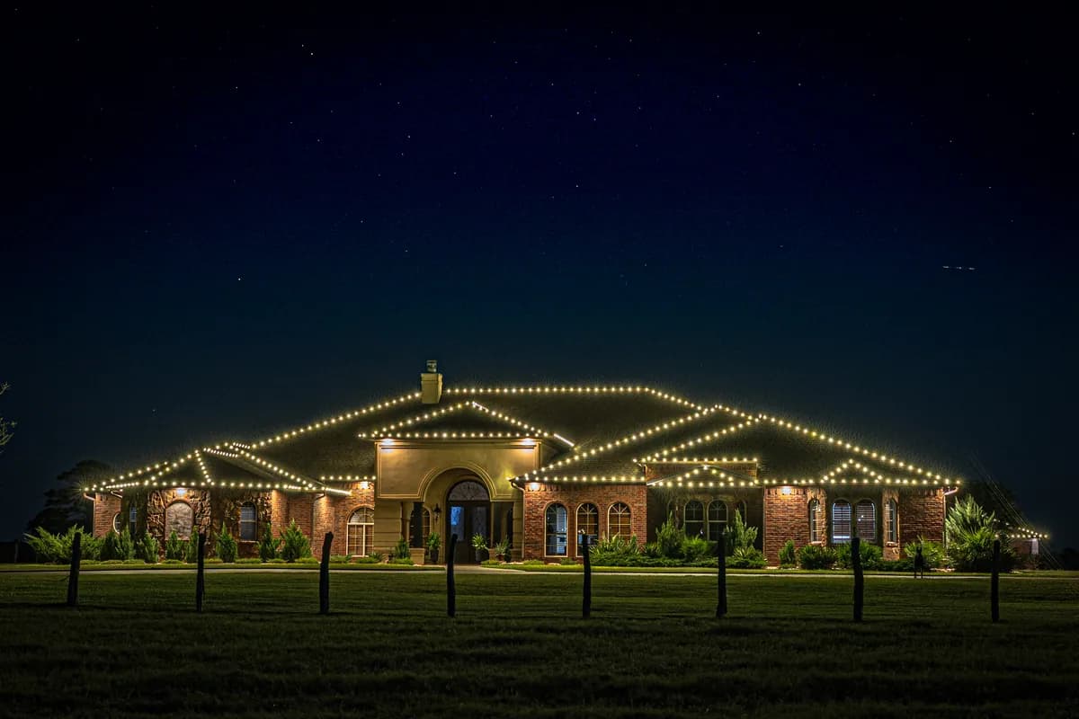 Lawn & Light Christmas light install